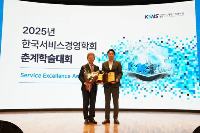 이경수 세라젬 대표이사 사장(오른쪽)이 서비스엑설런스어워드 민간CEO부문 수상을 하고 기념촬영을 하고 있다. (사진=세라젬)