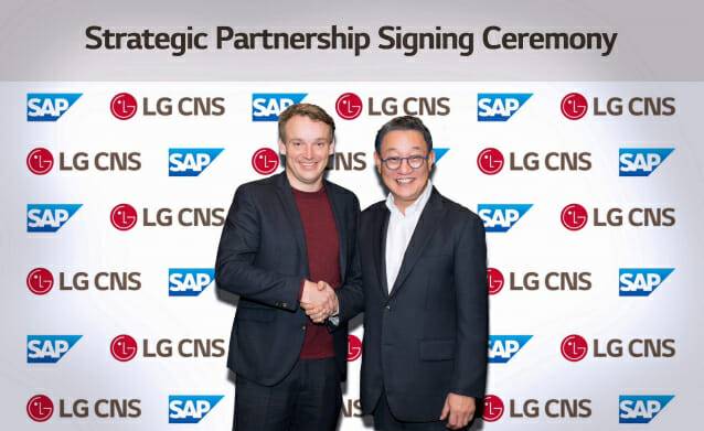 크리스찬 클라인 SAP CEO(왼쪽)과 LG CNS 현신균 대표(이미지=LG CNS)
