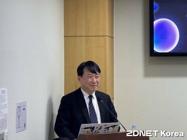 전성민 교수가 발제하고 있는 모습