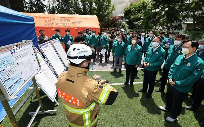 고기동 행정안전부 장관 직무대행, 박병규 광산구청장 등이 18일 광주 광산구 금호타이어 광주공장 화재 현장을 찾아 화재진압과 피해 상황을 점검하고 있다. 행정안전부 제공