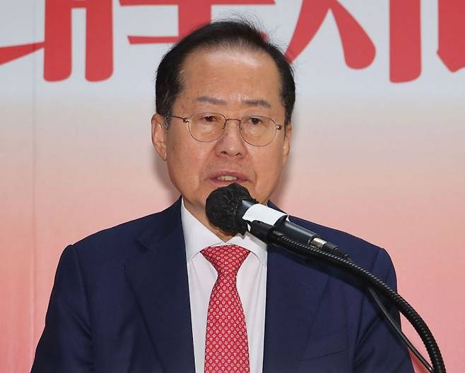 홍준표 전 대구시장이 지난달 29일 서울 여의도 대하빌딩 선거 캠프 사무실에서 정계 은퇴 의사를 밝히고 있다. 연합뉴스