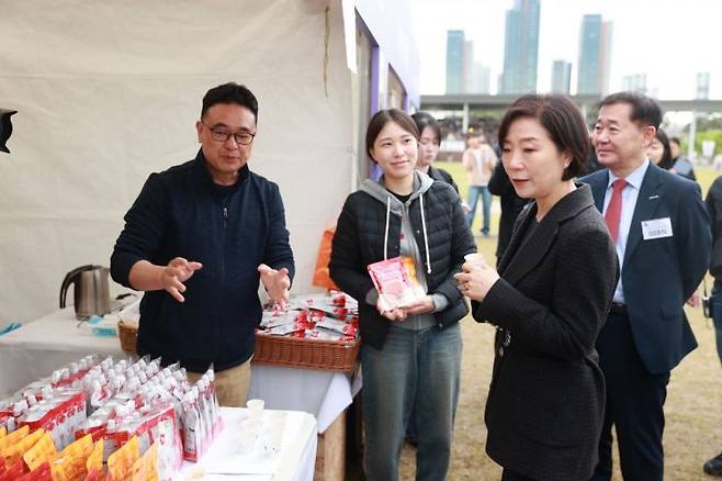 오영주 중소벤처기업부 장관이 3일 세종 중앙공원에서 열린 동행축제 개막식에서 판매 부스를 둘러보고 있다. 중소벤처기업부