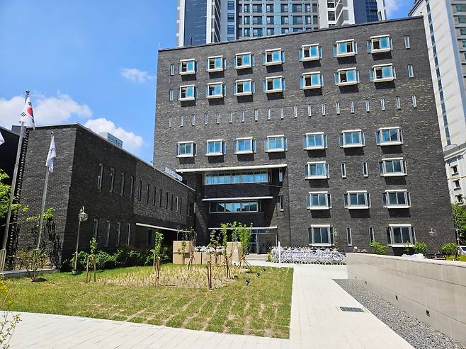 민주화운동기념관으로 다시 태어나는 옛 치안본부 남영동 대공분실 전경. 조사실이 있던 5층 창문은 사람이 뛰어내리지 못하도록 좁고 길쭉한 형태로 설치된 모습이 보인다. 이재오 이사장은 기념관 마당에 과일나무를 심은 정원을 조성했다. /김윤덕 기자