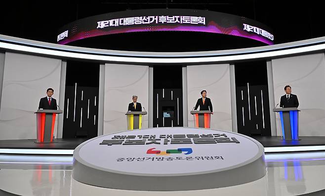 18일 오후 서울 상암동 SBS프리즘센터 스튜디오에서 진행된 제21대 대선 첫 TV 토론에 앞서 국민의힘 김문수(왼쪽부터), 민주노동당 권영국, 개혁신당 이준석, 더불어민주당 이재명 대선 후보가 토론 준비를 하고 있다. /국회사진기자단