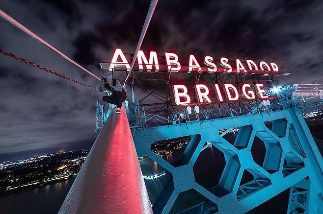 작가 드리프트가 2020년 캐나다 온타리오주 윈저에 있는 앰버서더 브리지 위에 올라 찍은 사진./로버트 만 갤러리