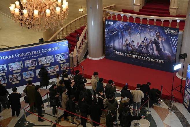 '승리의 여신: 니케'를 개발한 시프트업과 퍼블리셔 레벨인피니트가 지난 2월 서울 경희대 평화의 전당에서 연 오케스트라 공연 '멜로디스 오브 빅토리'를 보기 위해 모인 사람들. /연합뉴스