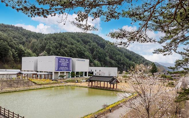 '선재길' 코스 중 하나인 '오대산 사고'와 함께 가볼 만한 '국립조선왕조실록박물관'. 전관 개관 특별전 '오대산 사고 가는 길'을 7월 13일까지 연다. / 국립조선왕조실록박물관