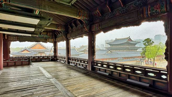 경복궁 경회루에서 본 풍경. /권재륜 사진작가