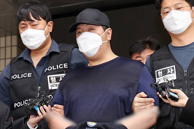 서울 강북구 미아동 마트에서 흉기를 휘둘러 1명을 살해하고 1명을 다치게 한 김성진(32·남)이 1일 오전 서울 강북경찰서에서 검찰로 구속 송치되고 있다. /뉴스1