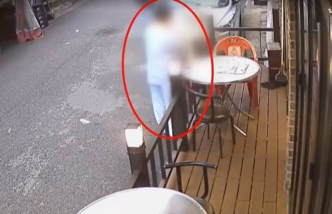 범행 직후 거리를 배회하고 있는 김성진의 모습. /TV조선