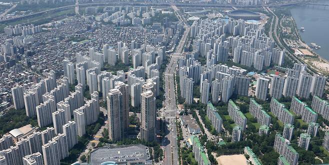 (서울=뉴스1) 장수영 기자 = 18일 서울 송파구 서울스카이에서 바라본 아파트 단지 모습. 서울부동산정보광장에 따르면 지난 17일까지 신고된 서울 아파트 3월 거래량은 1만 6건으로 4년 8개월 만에 최대치를 기록했다. 거래량이 급증 한 이유로는 토지거래허가구역이 일시 해제된 영향인 것으로 분석된다. 2025.5.18/뉴스1