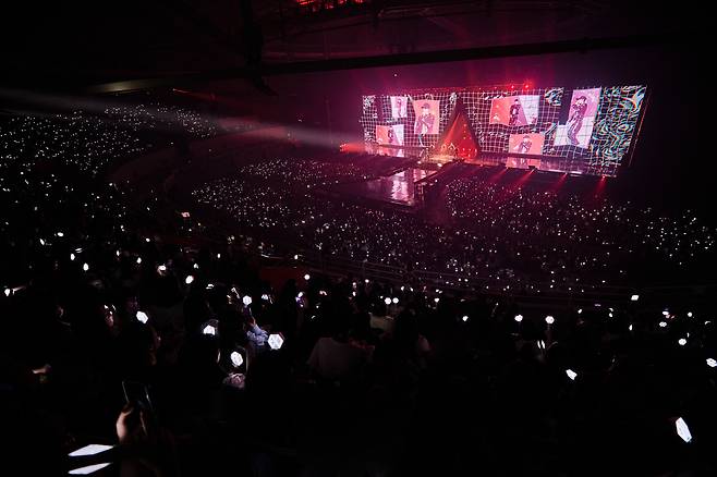 18일 서울 송파구 올림픽공원 핸드볼경기장에서 열린 카이 솔로 콘서트 현장. /SM엔터테인먼트 제공