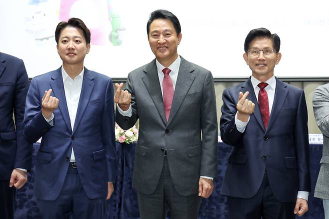 이준석 개혁신당 대통령 후보(왼쪽부터)와 오세훈 서울시장, 김문수 국민의힘 대통령 후보가 19일 오전 서울 중구 서울시청에서 열린 '약자와 동행하는 서울 토론회'에 참석해 기념촬영을 하고 있다./뉴스1