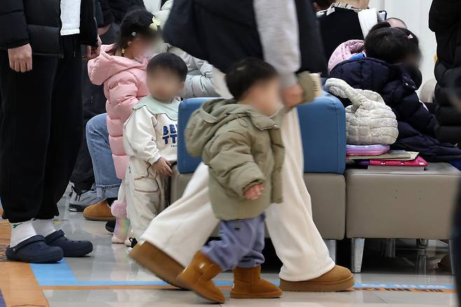 지난 1월 13일 서울 한 어린이 병원에서 어린이 환자와 보호자가 진료를 받기 위해 대기하고 있다. /뉴스1
