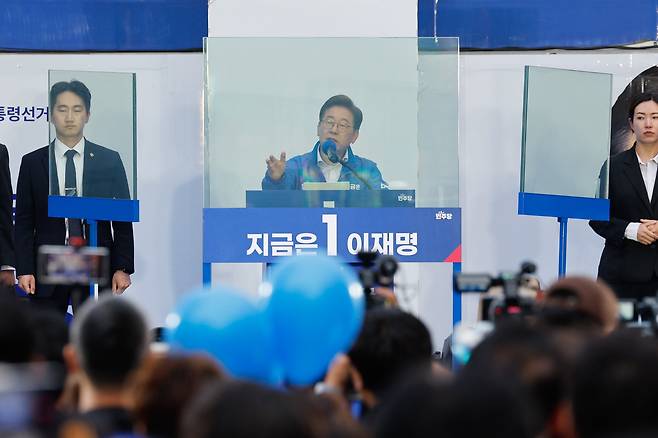 더불어민주당 이재명 대선 후보가 19일 서울 마포구 KT&G 상상마당 앞에서 방탄유리가 설치된 유세차에 올라 연설하고 있다. [공동취재]/연합뉴스