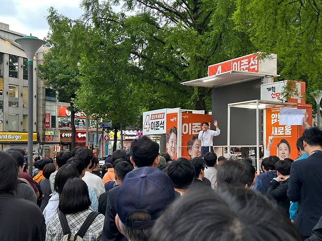 이준석 개혁신당 대선 후보가 19일 오후 광주광역시 북구 전남대학교 후문에서 유세하고 있다. /광주=김민국 기자
