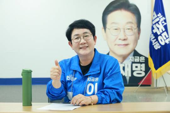 박정현 더불어민주당 대전선대위 상임선거대책위원장이 19일 대전일보와의 인터뷰에서 이재명 후보에 대한 지지를 호소하며 엄지손가락을 치켜세우고 있다. 민주당 대전선대위 제공