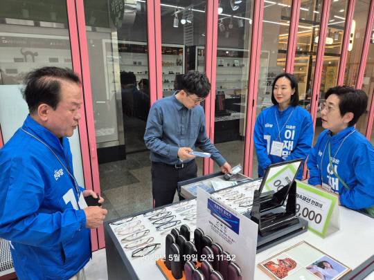 이강진 세종갑선대위 상임선대위원장(왼쪽)이 골목 경청투어를 다니고 있는 모습. 민주당 세종갑 선대위 제공