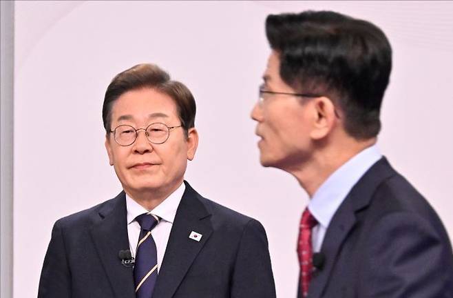 김문수 국민의힘 대선 후보가 18일 서울 마포구 SBS프리즘타워에서 열린 중앙선거방송토론위원회 주관 21대 대선 후보 토론회에 참석하고 있다. 왼쪽은 이재명 더불어민주당 대선 후보 ⓒ국회사진취재단