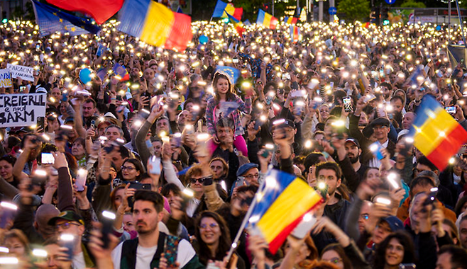 지난 11일 루마니아 수도 부쿠레슈티에서 열린 니쿠쇼르 단 대선 후보의 유세 현장. ⓒAP/뉴시스