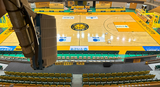 KT스카이라이프는 대한체육회, AI 스포츠 중계 플랫폼 ‘호각’과 함께 ‘2025 전국생활체육대축전’ 농구 경기를 AI 기술로 실시간 중계한다. 사진은 AI 중계 농구경기장ⓒKT스카이라이프