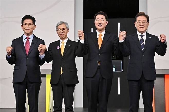 이재명 더불어민주당·이준석 개혁신당·권영국 민주노동당·김문수 국민의힘 대선 후보(오른쪽부터)가 중앙선거방송토론위원회 주관으로 18일 서울 상암동 SBS 프리즘센터 스튜디오에서 열린 21대 대선 1차 후보자 토론회에서 기념 촬영을 하고 있다. ⓒ국회사진취재단