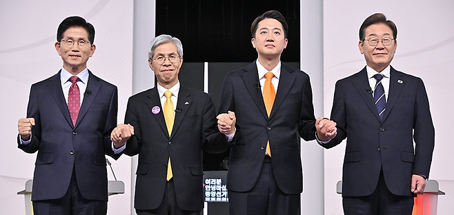 국민의힘 김문수(왼쪽부터)·민주노동당 권영국·개혁신당 이준석·더불어민주당 이재명 대선후보가 지난 18일 서울 마포구 상암동 SBS 프리즘센터 스튜디오에서 열린 제21대 대선 1차 후보자 토론회 시작에 앞서 기념촬영을 하고 있다. ⓒ연합뉴스