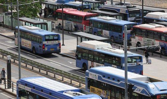 서울역 앞 버스환승센터 정류장 버스 모습.ⓒ연합뉴스