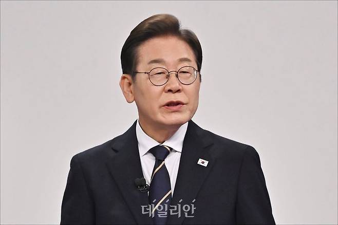 이재명 더불어민주당 대선 후보가 중앙선거방송토론위원회 주관으로 지난 18일 서울 상암동 SBS 프리즘센터 스튜디오에서 열린 21대 대선 1차 후보자 토론회를 준비하고 있다. ⓒ국회사진취재단