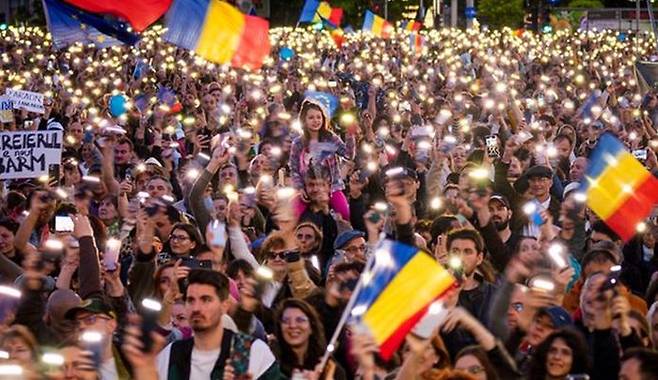 지난 11일 루마니아 수도 부쿠레슈티에서 열린 니쿠쇼르 단 후보의 대선 유세 현장. ⓒ AP/뉴시스