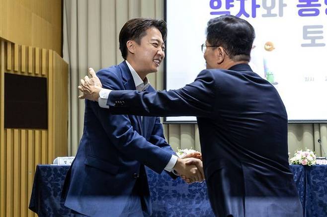 이준석 개혁신당 대선 후보와 김문수 국민의힘 대선 후보가 19일 오전 서울시청에서 열린 약자와 동행하는 서울 토론회에 기념촬영을 마치고 인사하고 있다. ⓒ데일리안 방규현 기자