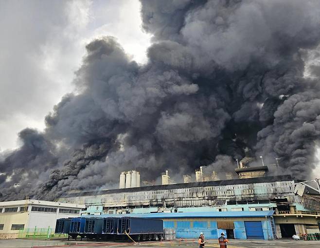 17일 오전 7시 11분경 광주 광산구 소촌동 금호타이어 광주공장에서 화재가 발생했다. 이 불로 금호타이어 직원 1명과 소방관 2명이 다쳤고 인근 아파트 4개 단지 주민 212명이 대피하기도 했다. 소방 당국은 화재 직후 국가소방동원령을 내렸고 18일까지 진화 작업을 이어갔다. 공장에 쌓인 타이어와 고무를 태운 검은 연기가 하늘로 치솟고 있다. 광주=뉴스1