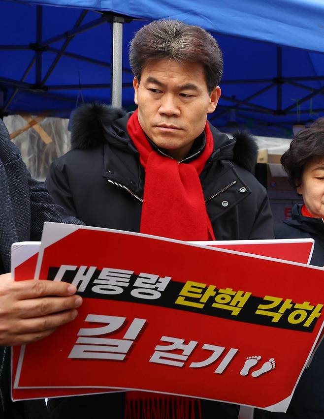 한국사 강사 전한길 씨가 지난달 24일 서울 종로구 헌법재판소 앞에서 열린 윤석열 대통령 탄핵 각하 촉구 길 걷기 행사에 참여해 있다. 뉴시스