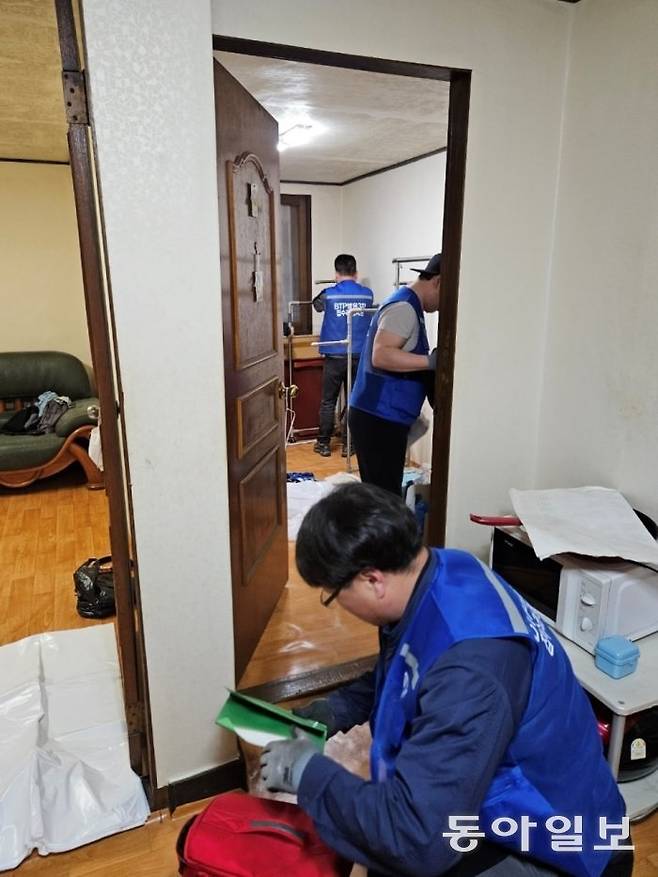 부천테크노파크 쌍용3차관리단 직원들이 부천시 신흥동의 한 다가구주택에서 벽지와 장판을 교체하기 위해 가재도구를 정리하고 있다. 부천시 제공