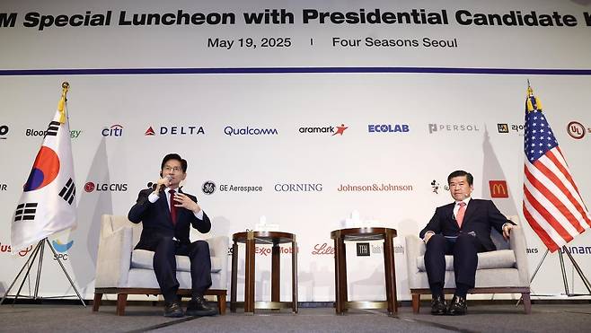 김문수 국민의힘 대통령 후보가 19일 서울 종로구 포시즌스호텔에서 열린 주한미국상공회의소(암참) 간담회에서 제임스 김 암참 회장과 대담하고 있다. 뉴스1