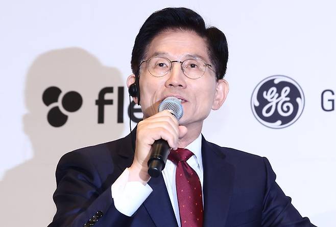 김문수 국민의힘 대통령 후보가 19일 서울 종로구 포시즌스호텔에서 열린 주한미국상공회의소(암참) 간담회에서 제임스 김 암참 회장과 대담하고 있다. 뉴스1