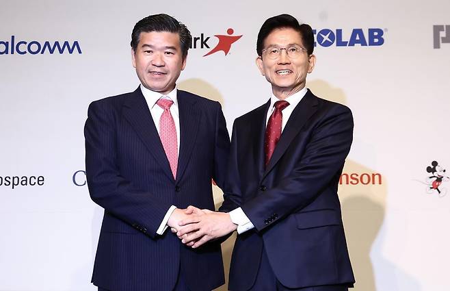 김문수 국민의힘 대통령 후보가 19일 서울 종로구 포시즌스호텔에서 열린 주한미국상공회의소(암참) 간담회에서 제임스 김 암참 회장과 기념촬영을 하고 있다. 뉴스1