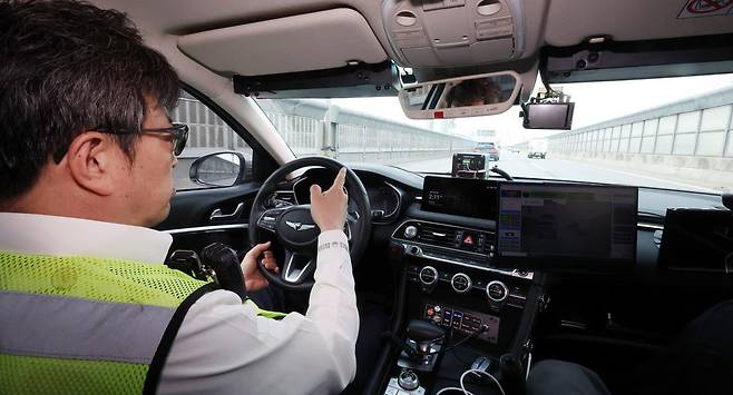 19일 오후 서울 내부간선도로에서 서울경찰청 도시고속순찰대가 암행순찰차 ‘탑재형 과속단속 장비’ 운영을 하고 있다. 2025.05.19.  서울=뉴시스