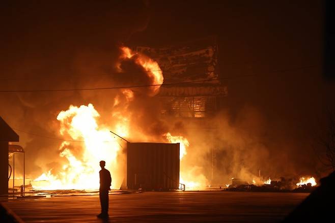 22일 경북 의성군 의성읍 중리리에서 산불이 옮겨붙은 공장건물을 한 주민이 지켜보고 있다. 연합뉴스 제공