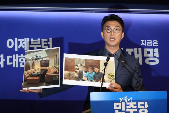 노종면 더불어민주당 선대위 대변인이 19일 서울 여의도 당사에서 "윤석열 전 대통령의 내란 혐의 사건 재판장인 지귀연 서울중앙지법 부장판사가 유흥업소에서 접대받았다"라는 의혹을 제기하며 관련 사진을 공개하고 있다. 연합뉴스