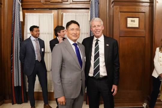 조현준(왼쪽) 효성 회장이 지난 3월말 미 워싱턴 D.C.에서 열린 체리블라썸 정책 서밋에 참석해 크리스 라이트 에너지부장관과 기념사진을 촬영하고 있다. 효성 제공