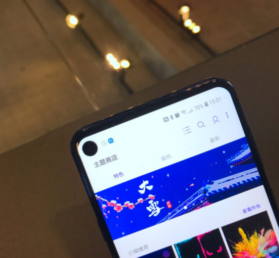 왼쪽 상단에 펀치홀이 적용된 갤럭시A85. 사진=엑스