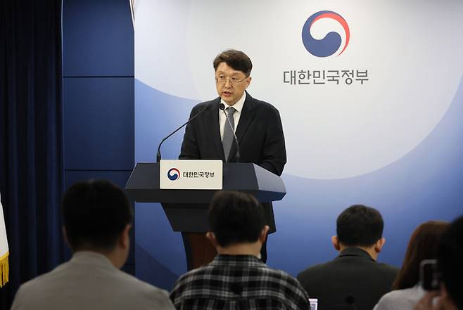 최우혁 과학기술정보통신부 정보보호네트워크정책관이 19일 서울 종로구 정부서울청사에서 SKT 침해사고 관련 민관합동 조사결과 2차 발표 브리핑을 하고 있다.