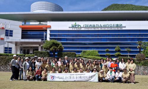 하동 차&바이오연구소에서 단체 사진을 촬영하고 있다. 사진=원광디지털대학교.