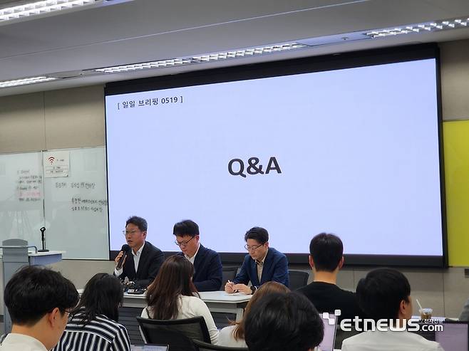 SK텔레콤 관계자들이 브리핑하고 있다.