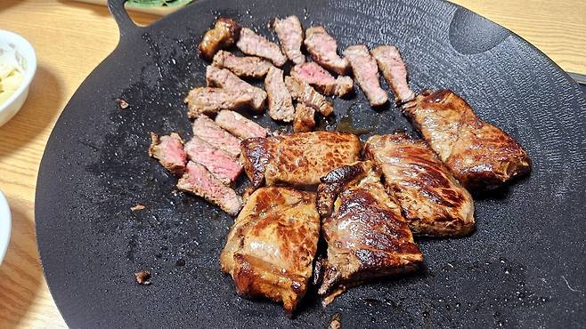 20250518_213338.jpg 저녁 코스트코 통 채끝등심 손질해서 냠냠