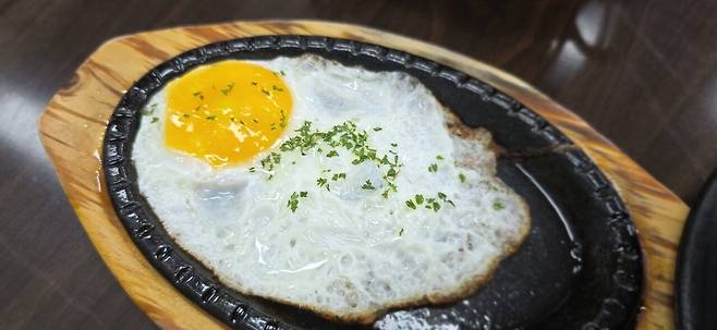 20250519_122400.jpg 제육 콩나물김치국 백반