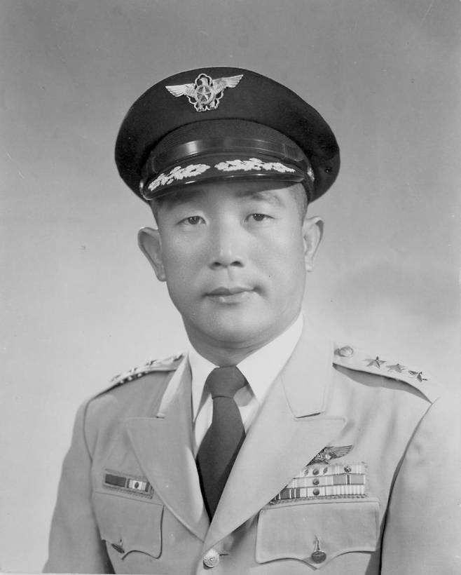 19일 공군 제6대 공군참모총장 고(故) 김신 장군 9주기 추모식이서울 용산구에 위치한 백범기념관에서 김신장군기념사업회 주관으로 개최됐다. 김신 장군은 공군 3대 전승작전 중 하나로 알려진 1952년 1월 승호리철교 차단작전에서 크게 활약했다. 공군 제공