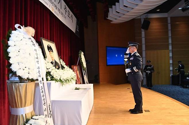 제6대 공군참모총장 故 김신 장군 9주기 추모식이 19일 서울 용산구 백범기념관에서 김신장군기념사업회주관으로 개최됐다. 사진은 헌화에 앞서 경례를 올리고 있는 이영수 공군참모총장. 공군 제공
