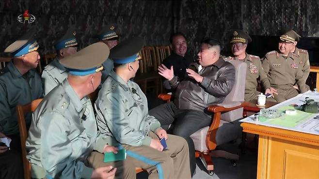 김정은 북한 국무위원장이 지난 15일 제1공군사단 관하 비행연대를 방문해 공군 반항공(방공)전투 및 공습 훈련을 지도했다고 조선중앙TV가 17일 보도했다. 중앙TV가 공개한 사진을 보면 미그(MiG)-29와 수호이(Su)-25 등 북한 공군의 최신 자산이 이날 훈련에 동원됐다. 조선중앙TV 캡처